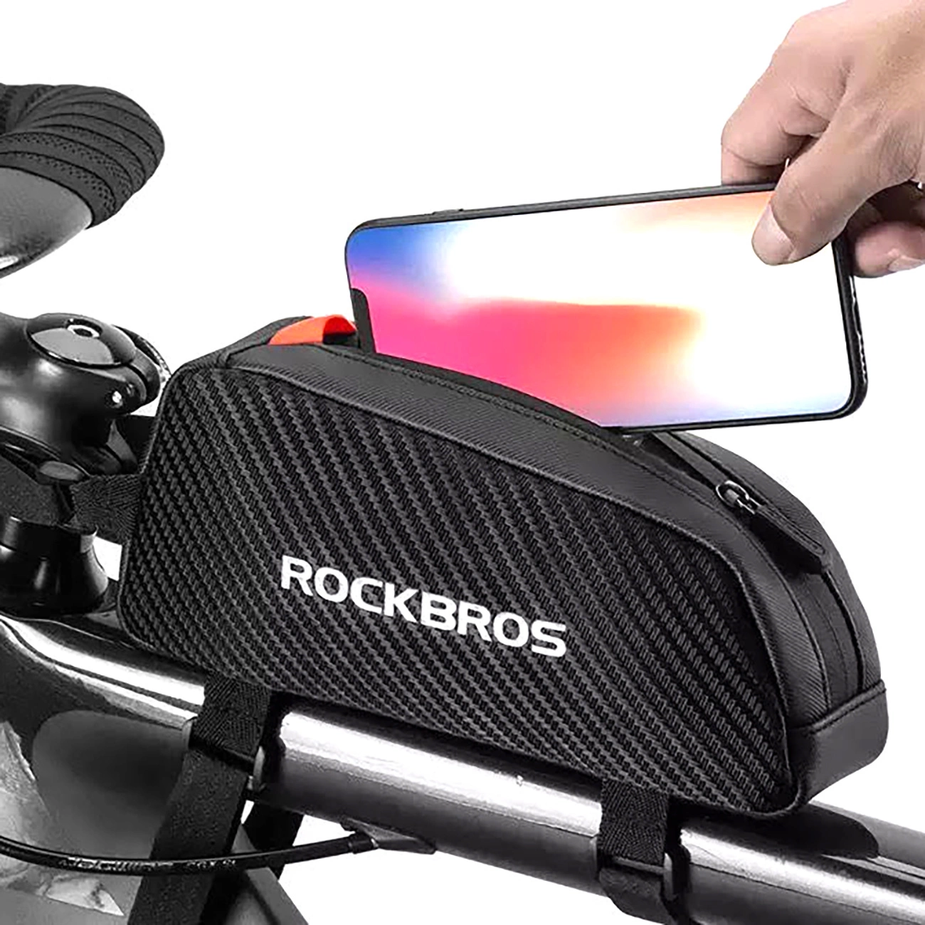 Dłoń wkładająca iPhone'a do torby rowerowej Rockbros 039BK